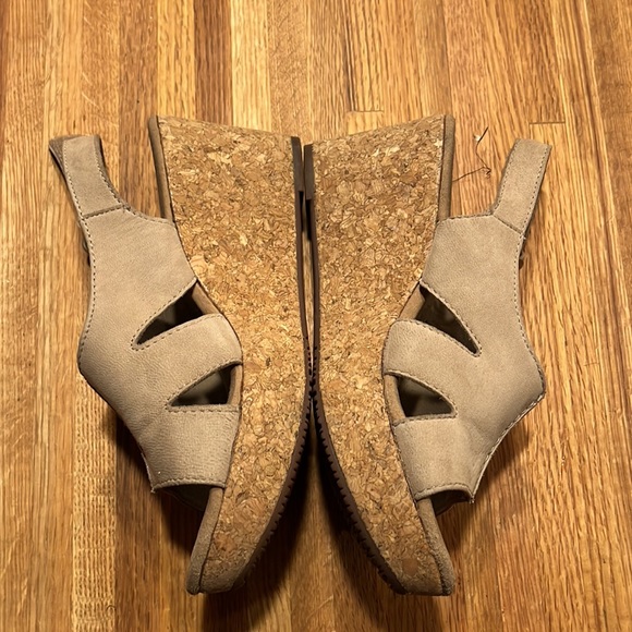 Collection by Clarks neutral 3” heel sandals - Picture 3 of 6
